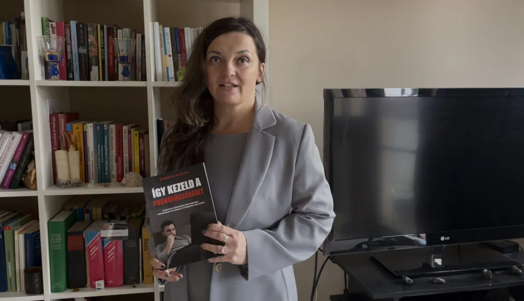 "Így kezeld a pornófüggőséget" könyv-IMG-pornófüggőség maszturbációfüggőség internetfüggőség mobiltelefonfüggőség kezeléséről megjelent könyv mely hozzátartozóknak is segít!